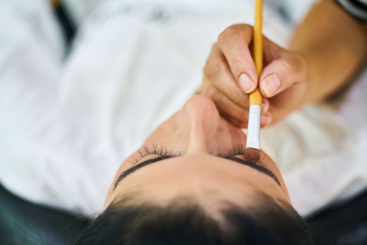 Serum z kwasem hialuronowym – jak wpływa na skórę?